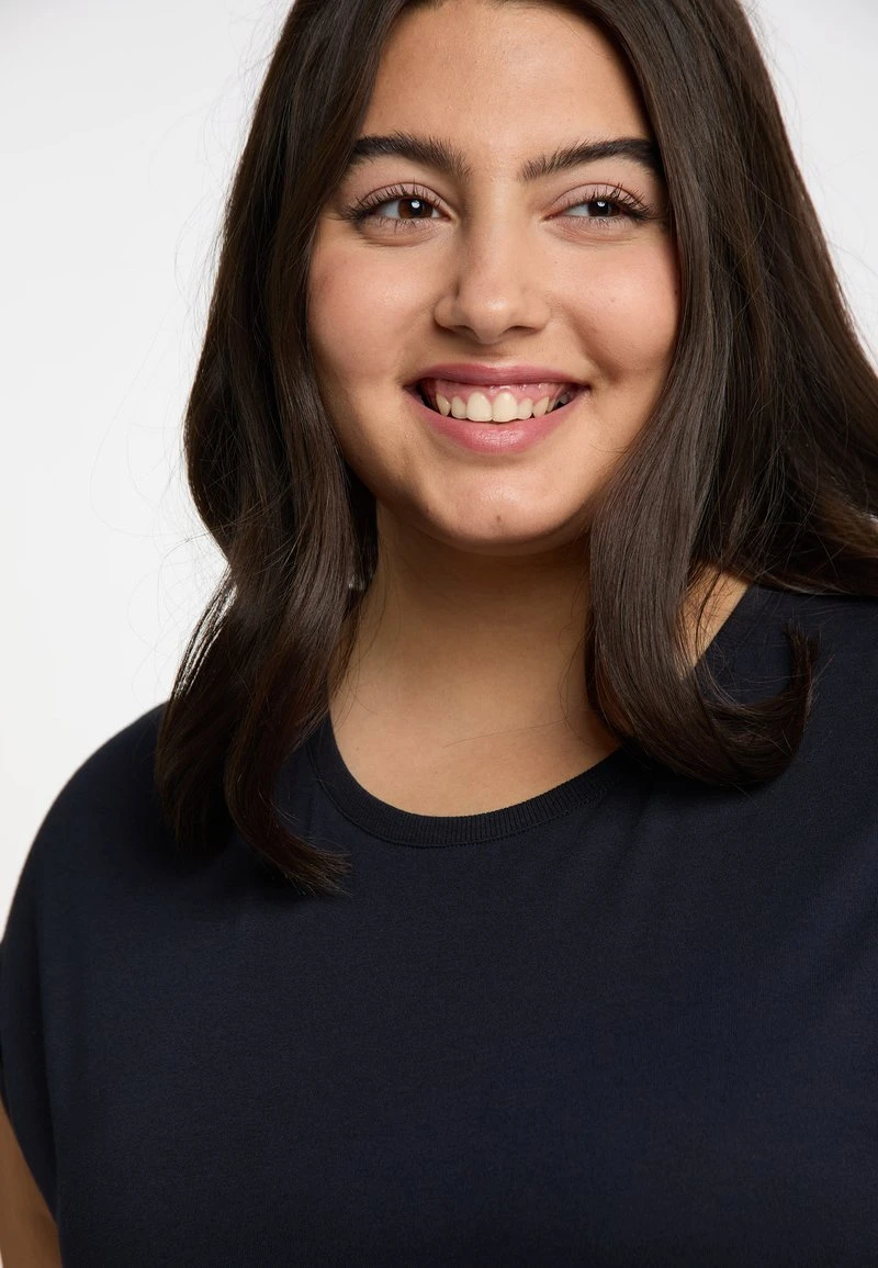 DIONA PLUS - T-Shirt Basic - Navy 6 DIONA PLUS - T-Shirt Basic - Navy – Bild 4